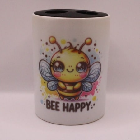 Bestel nu deze sublimatie tandenborstel beker en maak de beker persoonlijk met je eigen ontwerp. leuk voor kinderen, als origineel cadeau of voor jezelf. op deze tandenborstel beker staat een bijtje met de tekst BEE HAPPY