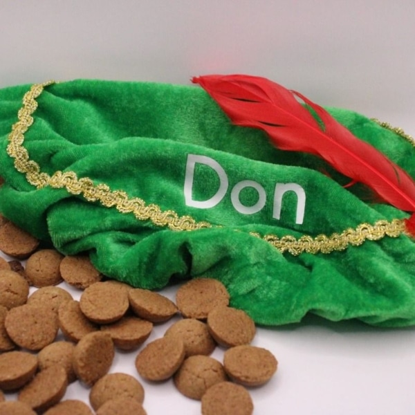 Bestel nu deze leuke groene pietenmuts met naam, verkrijgbaar in meerdere kleuren