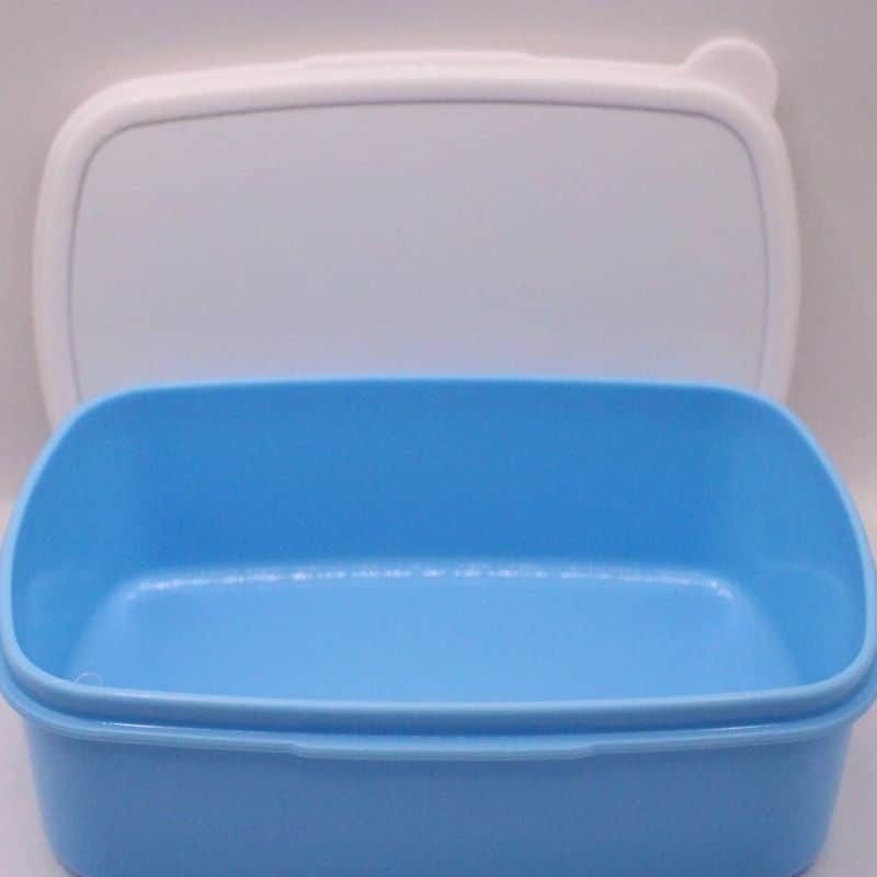 blauwe broodtrommel met een speciale sublimatie plaat op de deksel, deze kun je naar wens sublimeren met een afbeelding of foto naar wens