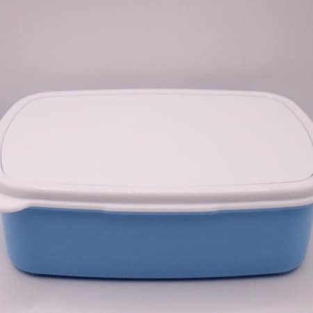 Blauwe broodtrommel waarvan je de deksel kunt personaliseren met een foto, afbeelding of een eigen ontwerp- ook verkrijgbaar in het roze en wit