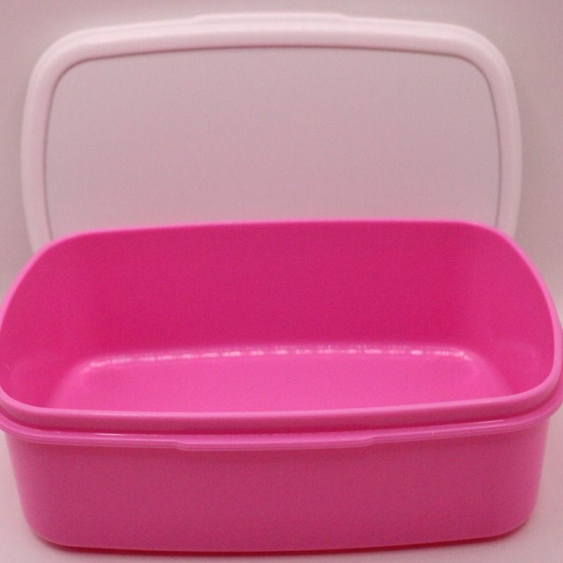 roze broodtrommel waar je op de deksel een eigen foto, afbeelding of eigen ontwerp op kunt laten bedrukken dankzij de sublimatie plaat op de deksel- verkrijgbaar in 3 kleuren: roze, blauw en wit