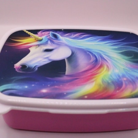 broodtrommel roze met een mooie afbeelding van een unicorn in mooie felle kleuren - de broodtrommel is naar wens te personaliseren en verkrijgbaar in het roze, blauw en wit