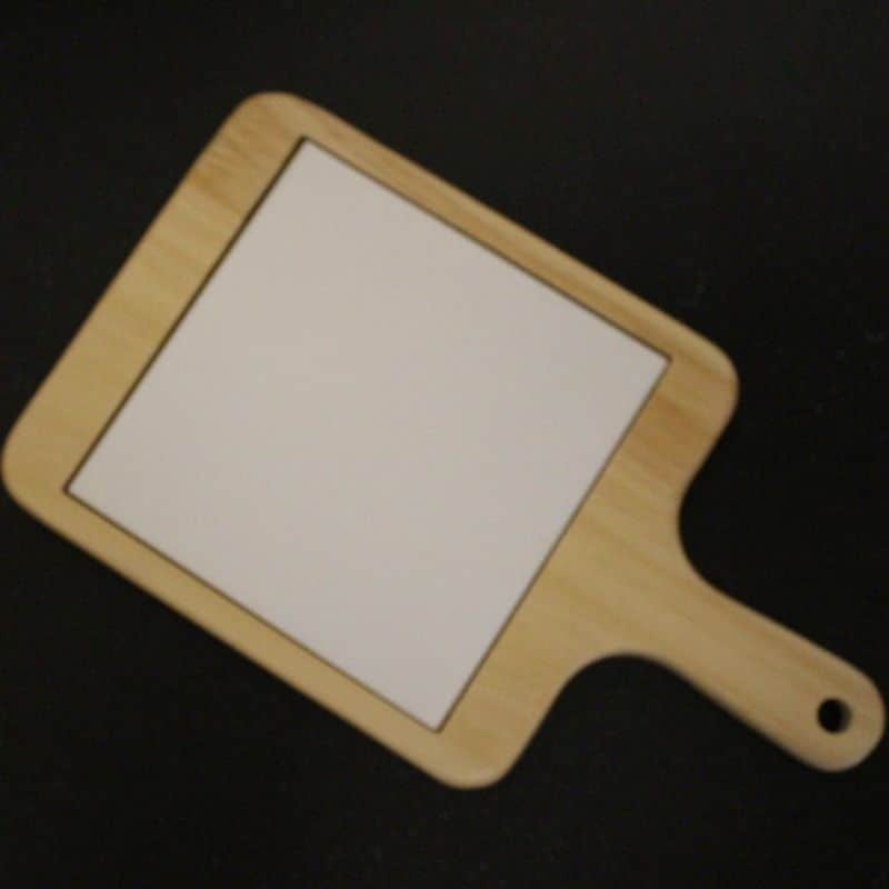 leuke houten kaasplank met een tegel erin die je kunt sublimeren naar wens met een foto of tekst, tegel is glanzend, leuk als cadeau of relatiegeschenk