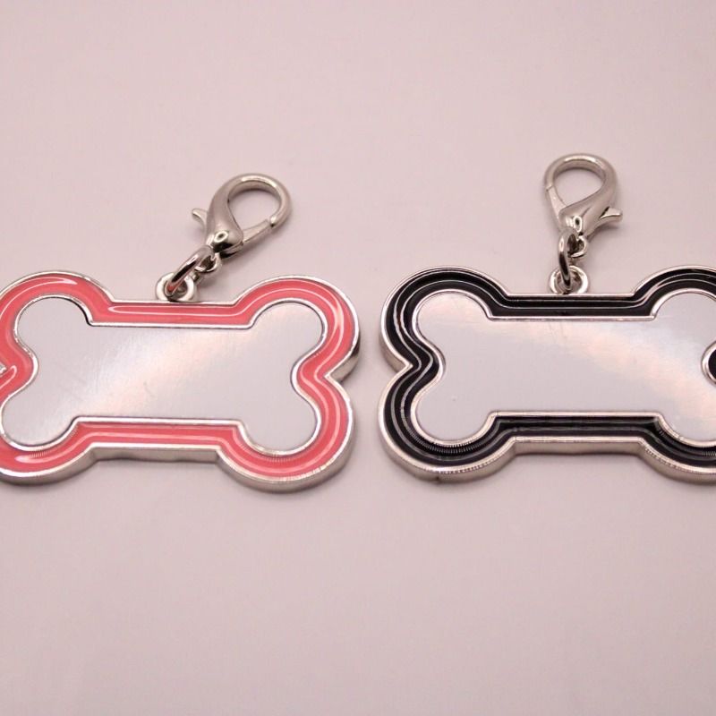 leuke hondenbot bedeltjes in het roze en in het zwart-deze kun je personaliseren met een naam of telefoonnummer