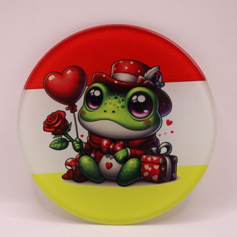 glazen onderzetter- op de onderzetter staat de vlag van oeteldonk (rood, wit, geel) en op de vlag staat een kikker- de onderzetter is naar wens te maken