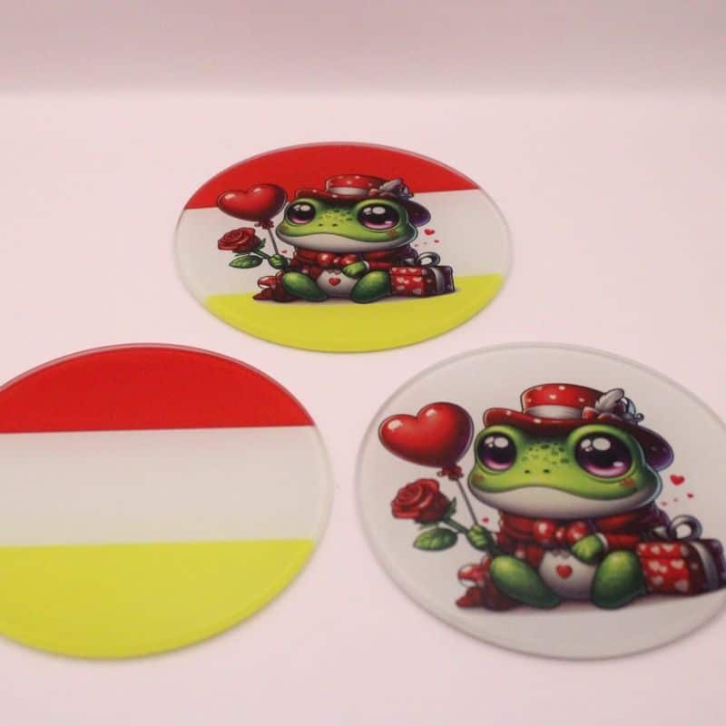 op de foto zie je 3 onderzetters- de eerst is met de vlag van oeteldonk en een kikker, de tweede is alleen met de vlag van oeteldonk ( in de kleuren rood, wit, geel) en op de derde onderzetter staat een kikker, de onderzetters zijn naar wens te maken met eigen foto, logo of tekst