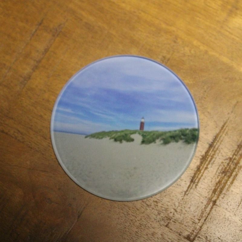 glazen onderzetter met een foto van een vuurtoren, strand en duinen, personaliseer de onderzetters met eigen foto, logo of eigen ontwerp, is een set van 4