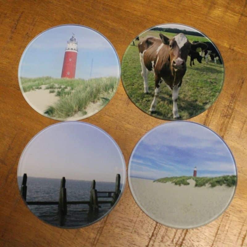 Bestel nu deze leuke set van 4 glazen onderzetters, die je kunt personaliseren naar wens