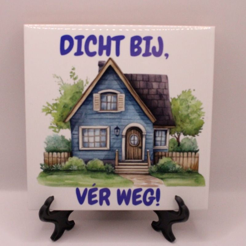 Bestel nu dit leuke keramieken tegeltje van 15 x 15 cm met glanzende afwerking, het tegeltje kun je naar wens bedrukken, op dit tegeltje staat een huis met de tekst dicht bij, ver weg
