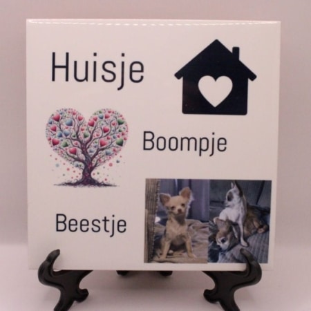 bestel nu dit leuke keramieken tegeltje met de tekst huisje, boompje, beestje en ook afbeeldingen van een huisje , een boom en een foto van hondjes, tegeltje is 15 x 15 cm
