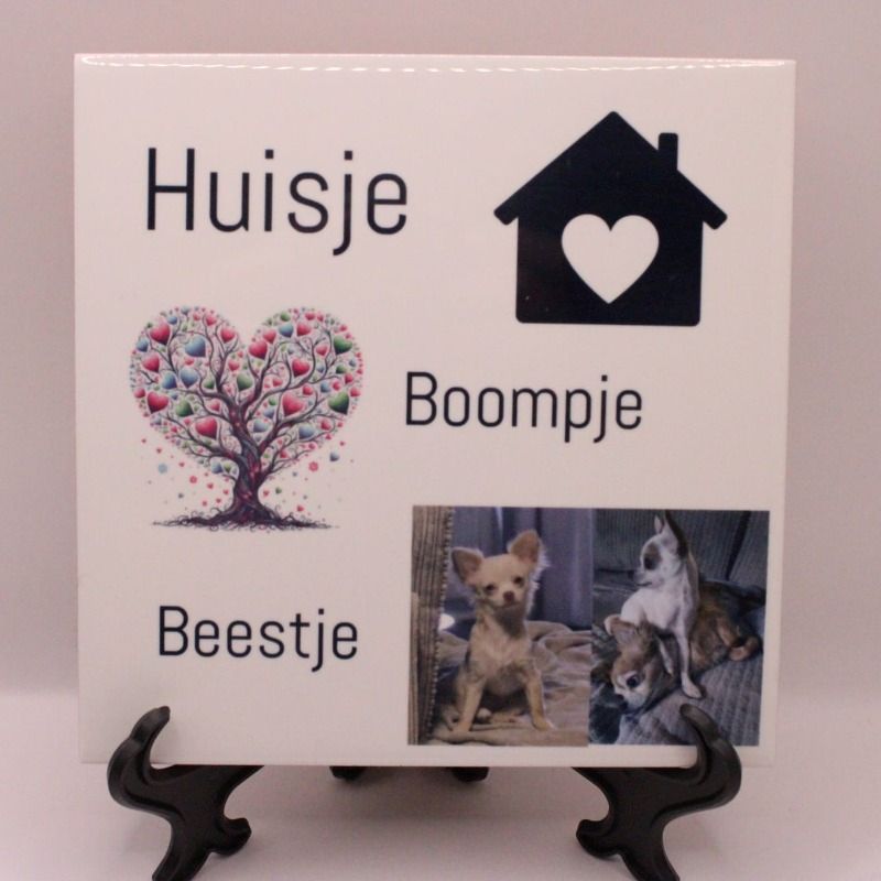bestel nu dit leuke keramieken tegeltje met de tekst huisje, boompje, beestje en ook afbeeldingen van een huisje , een boom en een foto van hondjes, tegeltje is 15 x 15 cm