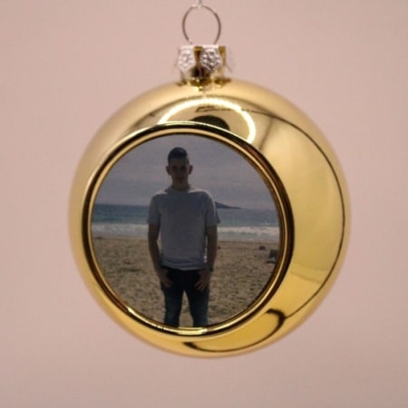 goudkleurige kerstbal met foto van een jongen- de kerstbal is in meerdere kleuren verkrijgbaar