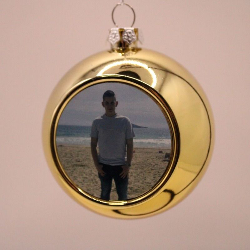 goudkleurige kerstbal met foto van een jongen- de kerstbal is in meerdere kleuren verkrijgbaar