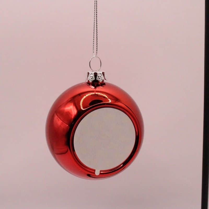 rode kerstbal met een speciaal rondje dat je kunt personaliseren met een foto, tekst, logo of eigen ontwerp- verkrijgbaar in meerdere kleuren- inclusief ophang lintje
