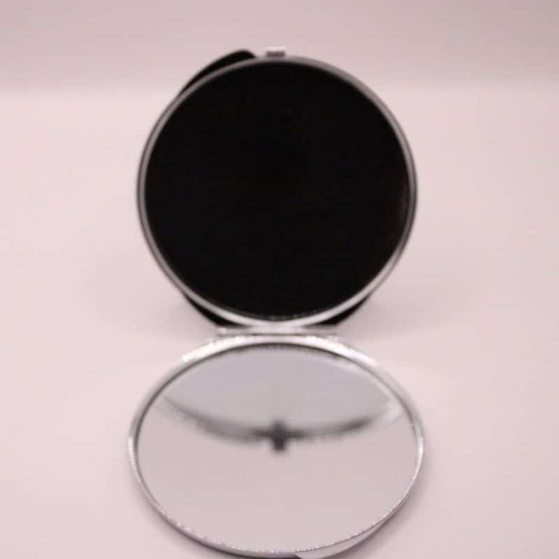 make up spiegeltje / zakspiegeltje rond- op de foto zie je de binnenkant- die is voorzien van twee spiegeltjes- het spiegeltje is ook verkrijgbaar in het vierkant