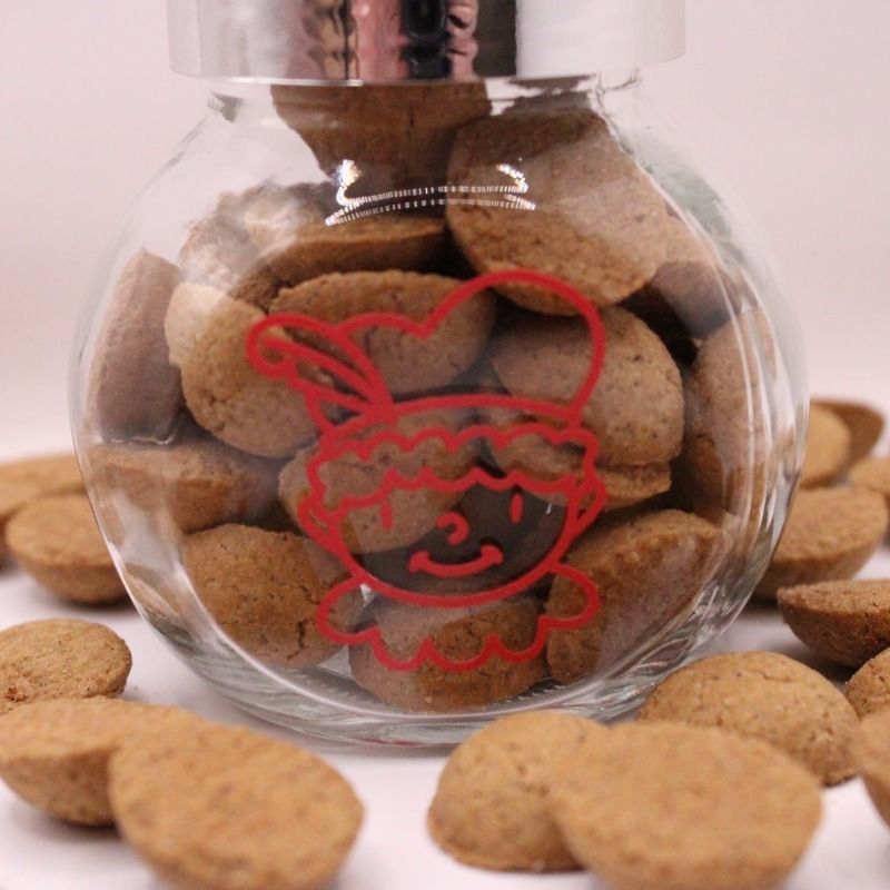 glazen potje met deksel gevuld met pepernoten op het potje staat een pietje in het rood- de kleur kun je zelf aanpassen naar wens