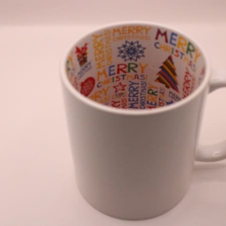 kerstmok waarvan de binnenkant al bedrukt is in kerstsfeer en vrolijke kleurtjes, de buitenkant van de mok is naar wens te personaliseren met een foto, logo, tekst of eigen ontwerp