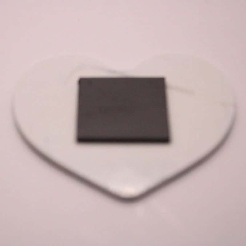 op deze foto zie je de achterkant van het magneet in hartvorm- ook verkrijgbaar in het vierkant