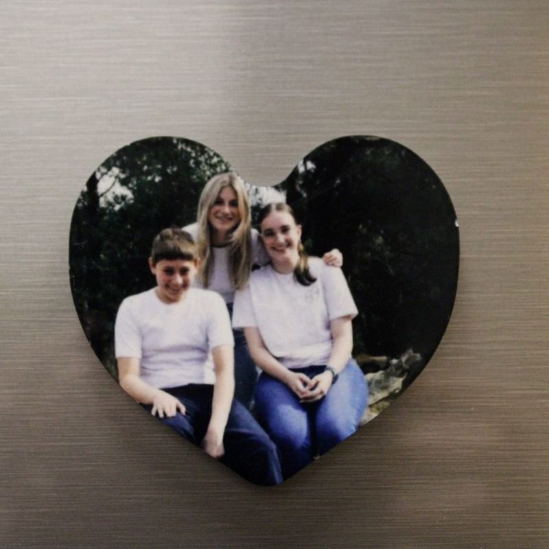 magneet in hartvorm met een foto van 3 kinderen-de magneet is naar wens te bedrukken met een foto, logo, tekst of eigen ontwerp- ook verkrijgbaar in een vierkant magneet