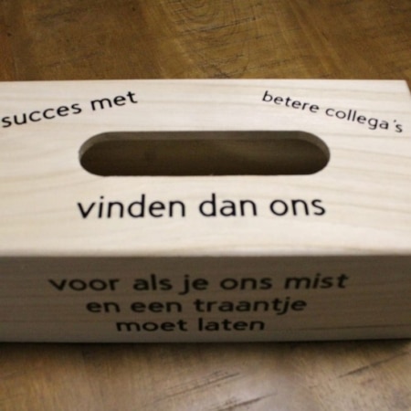 houten tissue box die jezelf kunt personaliseren met een tekst, datum of naam, aan de onderkant van de box zit een schuif waar je de tissues in kunt plaatsen- tekst boven op de box: succes met betere collega's vinden dan ons- tekst is naar wens aan te passen