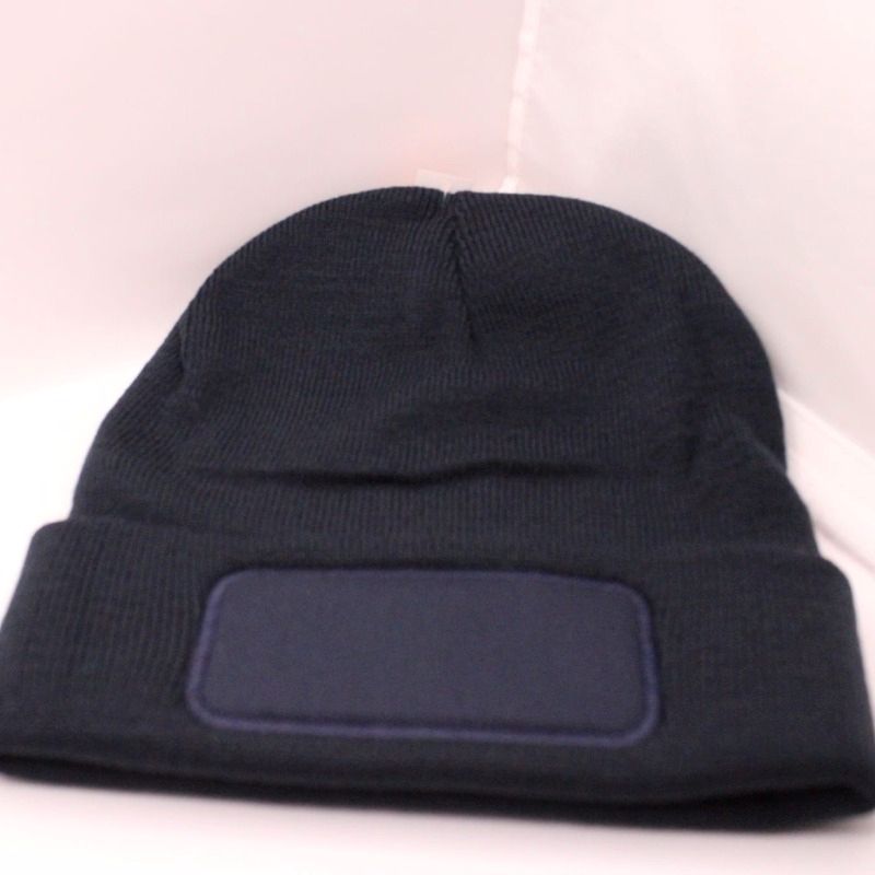 een muts in de kleur donkerblauw-de muts heeft een brede band die je om kunt slaan , op de band is er ruimte om je naam op te laten bedrukken- de mutsen zijn in verschillende kleuren verkrijgbaar