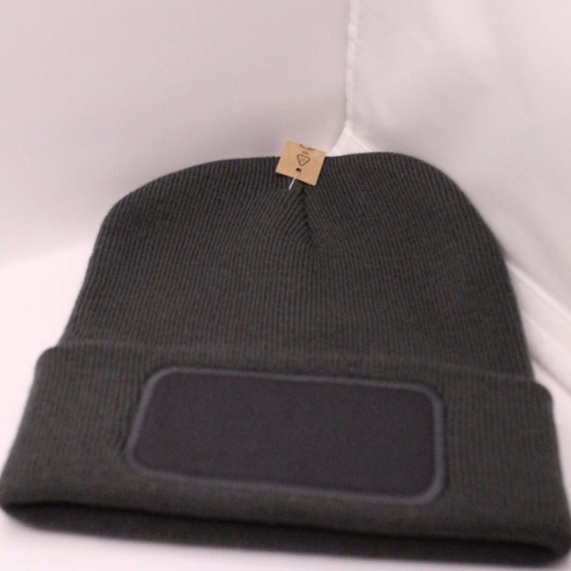 muts in de kleur grijs-de muts heeft een brede band die omgeslagen word en op die band zit een plak waar je je naam op kunt laten bedrukken- de muts is verkrijgbaar in verschillende kleuren