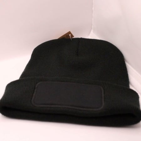 zwarte muts met een zwarte plaat op de voorkant waar je je naam op kunt laten bedrukken- de muts is verkrijgbaar in meerdere kleuren