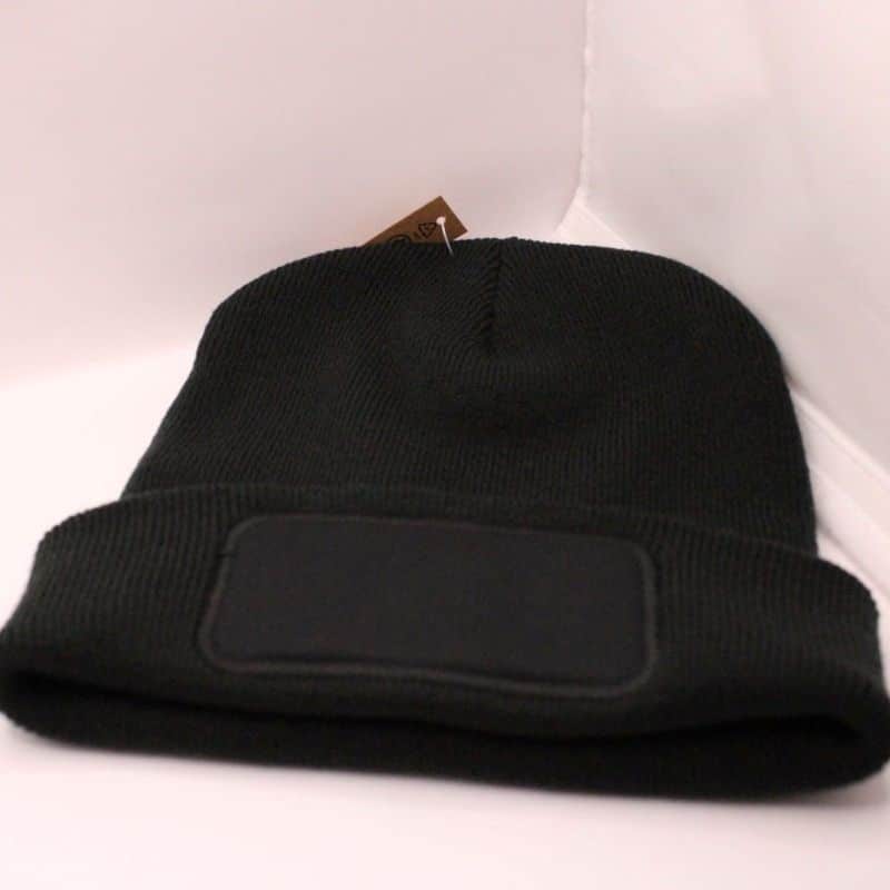 zwarte muts met een zwarte plaat op de voorkant waar je je naam op kunt laten bedrukken- de muts is verkrijgbaar in meerdere kleuren